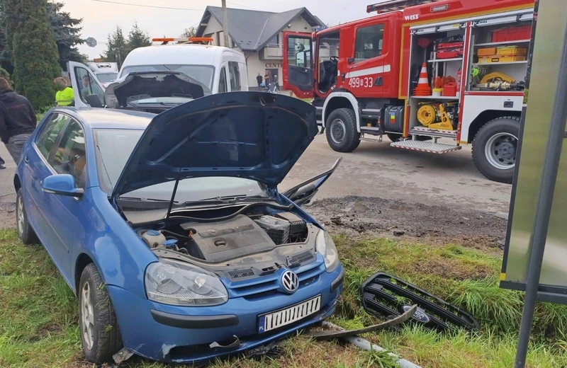 Zderzenie osobówki w busem w Markowej. Jedna osoba ranna