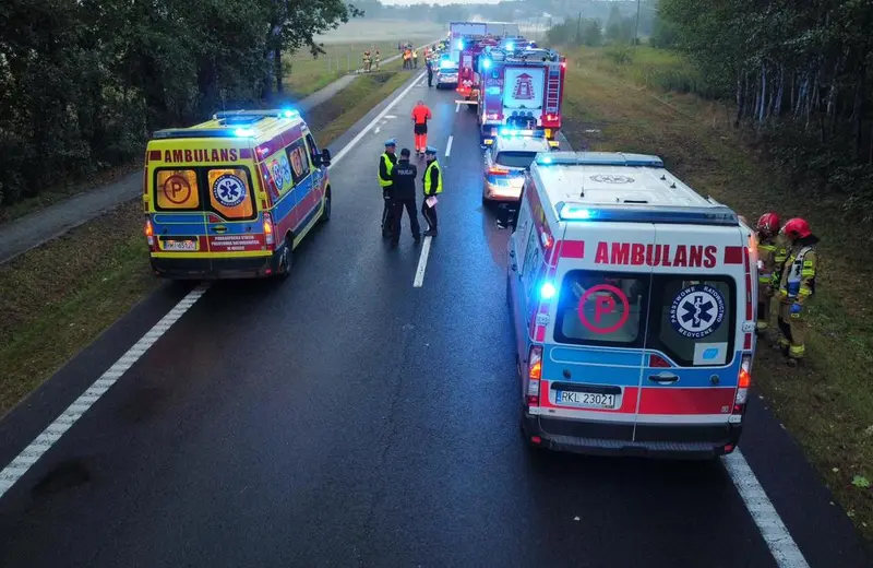 Cmolas. Zderzenie ciężarówki z pojazdem wojskowym, 7 osób trafiło do szpitala