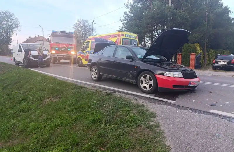 Zderzenie dwóch samochodów w Czarnej. Jedna osoba w szpitalu