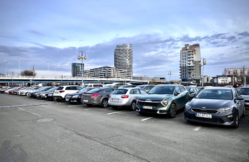 Utrudnienia na parkingu przy hali Podpromie w związku z meczem Resovii z Lechem Poznań