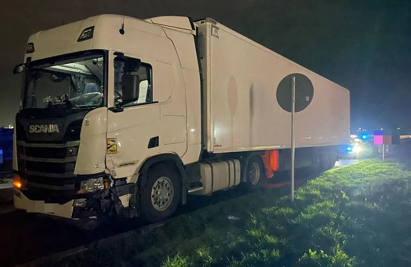 W Stobiernej pijany kierowca tira wjechał w dwa samochody i uciekł