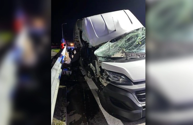 Medyka. Bus uderzył w naczepę ciężarówki, zginęły dwie osoby