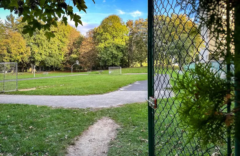 Rewitalizacja części Parku Sybiraków. Będzie m.in. nowy plac zabaw i więcej zieleni