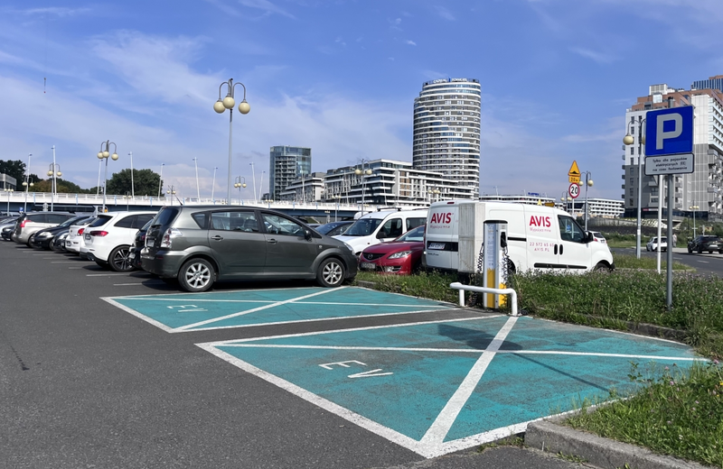 Na ponad 24 godziny wyłączą z ruchu część parkingu przy hali Podpromie