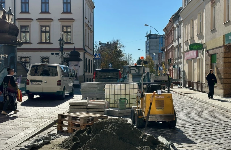 Powstają nowe chodniki w ścisłym centrum Rzeszowa [ZDJĘCIA]