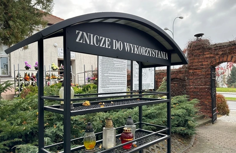 Na cmentarzach w Rzeszowie pojawiły się półki na znicze