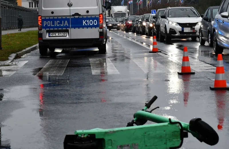 Wypadek na ul. Krakowskiej. 18-latek na hulajnodze potrącony przez samochód