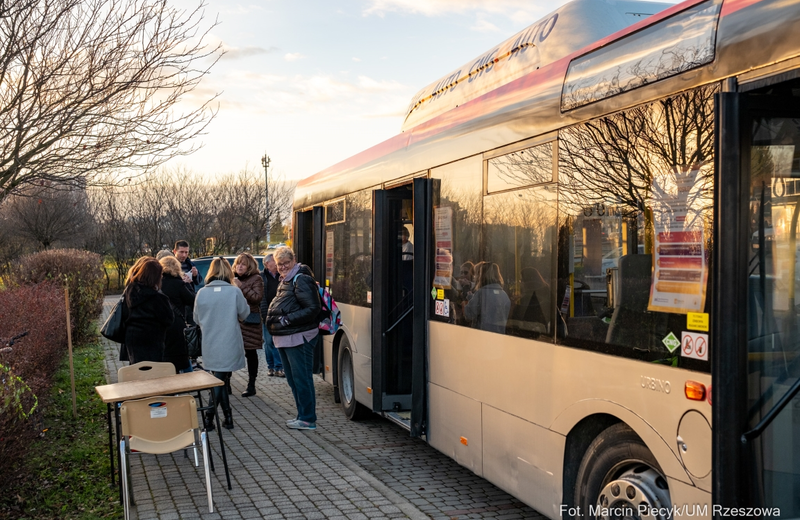 Autobus Ciepła znów wyjechał na ulice Rzeszowa. Zatrzymuje się w 4 punktach