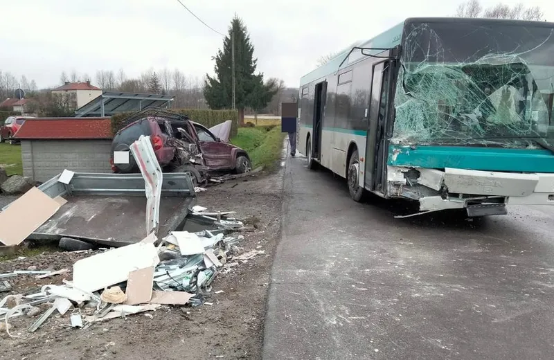 Zderzenie jeepa z autobusem MKS w Nowym Borku pod Rzeszowem