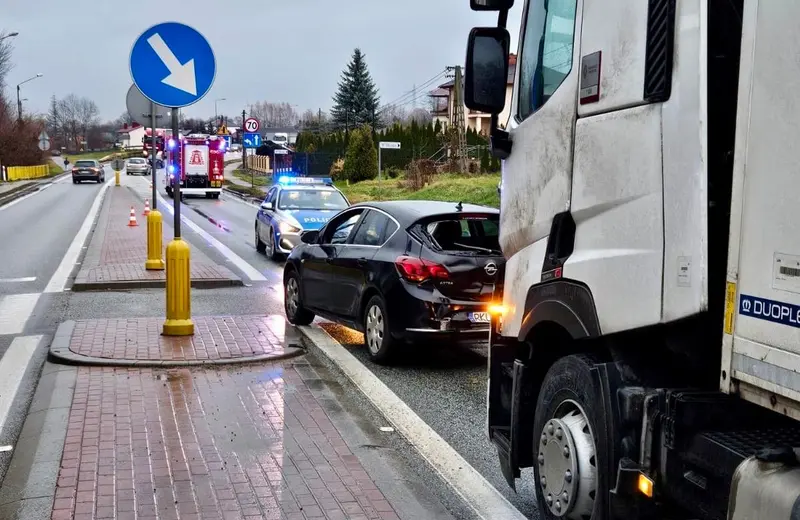 Wypadek w Widełce. Ciężarówka uderzyła w samochód osobowy