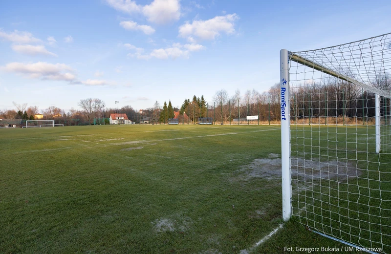 Rusza rozbudowa stadionu Grunwald Budziwój. Przekazano teren wykonawcy