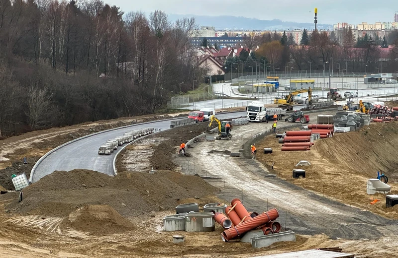 Pierwsze kilkaset metrów asfaltu na Wisłostradzie. Zobacz postęp prac [ZDJĘCIA]