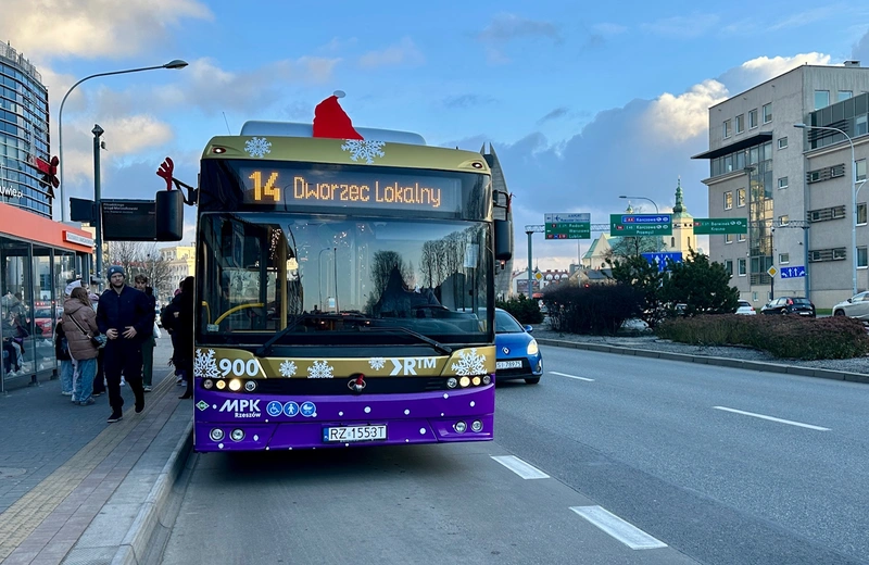 Świąteczny autobus wyjechał na ulice Rzeszowa. Na jakich liniach go spotkacie?