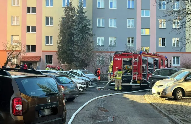 Pożar mieszkania na os. Baranówka. Nie żyje kobieta, kilkuletnia dziewczynka w szpitalu