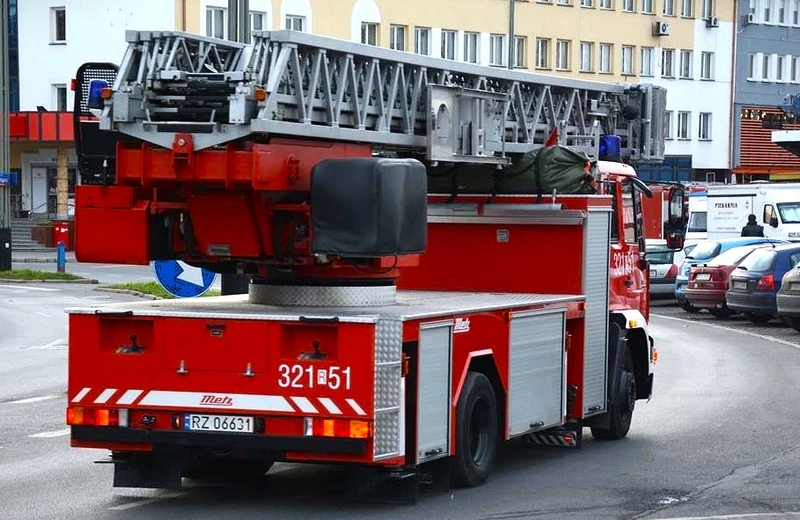 Pożar mieszkania na os. Baranówka. Nie żyje kobieta, kilkuletnia dziewczynka w szpitalu