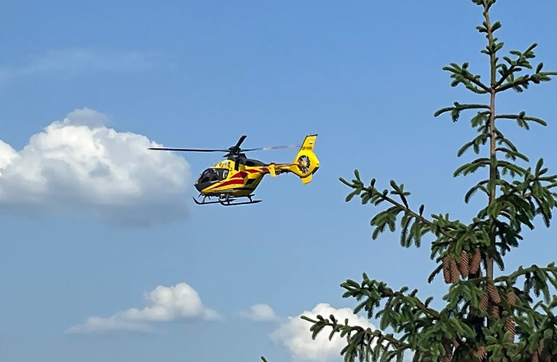 Tragiczny finał zabawy na śniegu. 8 i 7-latek spadli z 4-metrowej skarpy, w akcji helikopter LPR