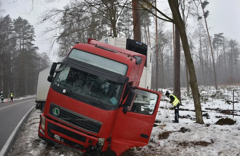 Mołodycz. Tir wypadł z drogi i wjechał do rowu. 26-letni kierowca w szpitalu