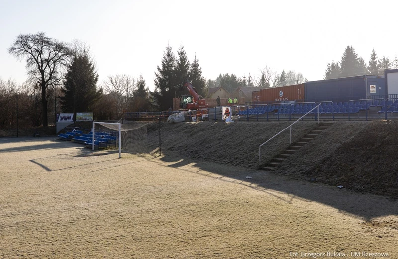 Stadion na os. Budziwój w przebudowie. Są już fundamenty nowego budynku klubowego [ZDJĘCIA]