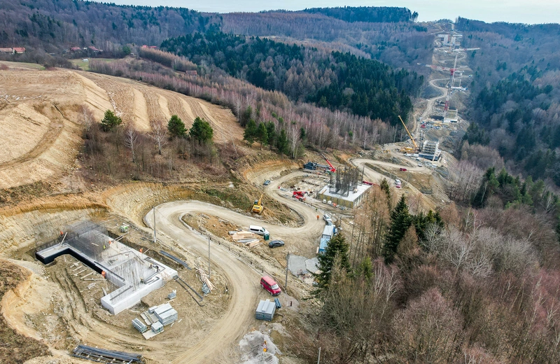 Dzieje się na budowie S19 Babica – Jawornik. Pomimo przerwy zimowej, prace trwają [ZDJĘCIA]