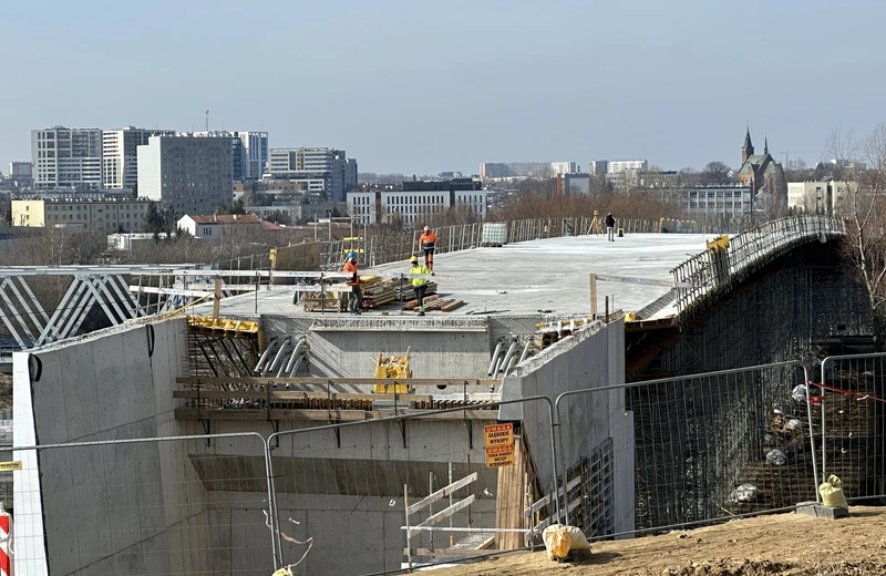 Zakończyło się betonowanie prawej jezdni estakady na Wisłokostradzie