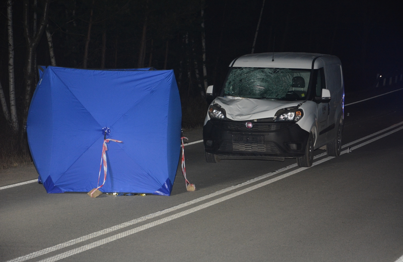 Szedł środkiem jezdni, został potrącony przez samochód. 56-latek zginął na miejscu