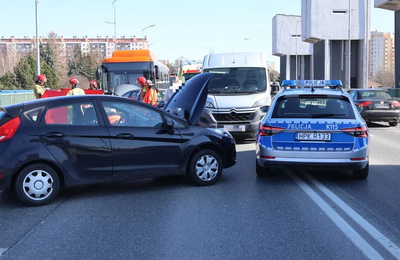 Wypadek na rzeszowskiej zaporze. Zderzyły się dwa samochody