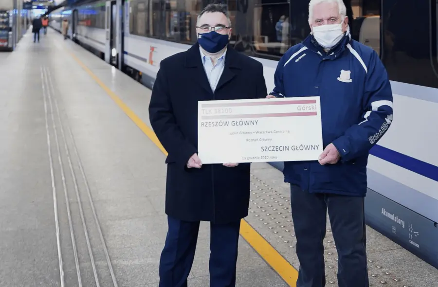 Członek Zarządu PKP Intercity Jarosław Oniszczuk wręczył pamiątkową tablicę relacyjną Dariuszowi Górskiemu, synowi Kazimierza Górskiego, fot. PKP Intercity