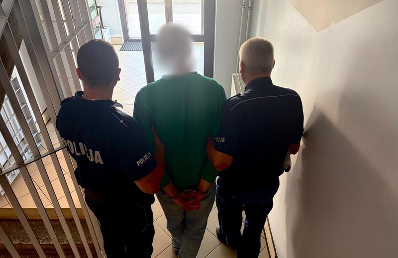 Nastolatkowie poniżali i bili 49-letniego mężczyznę. Nagranie opublikowali w sieci